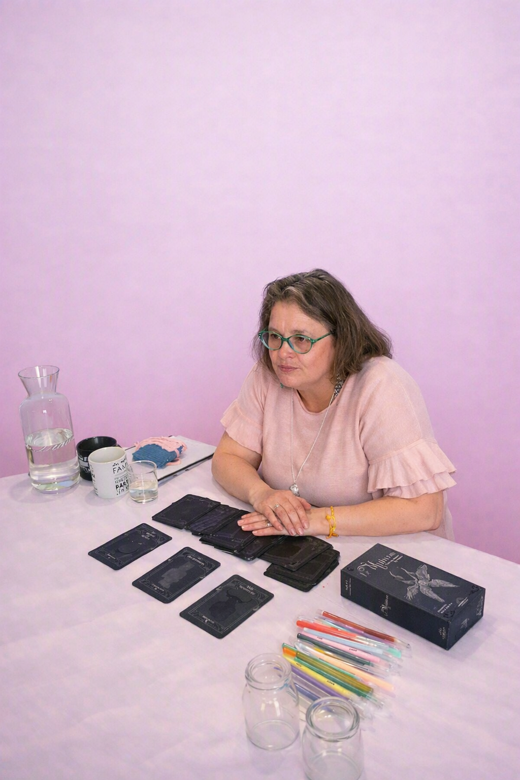 Carole en séance de guidance, cartes disposées sur la table